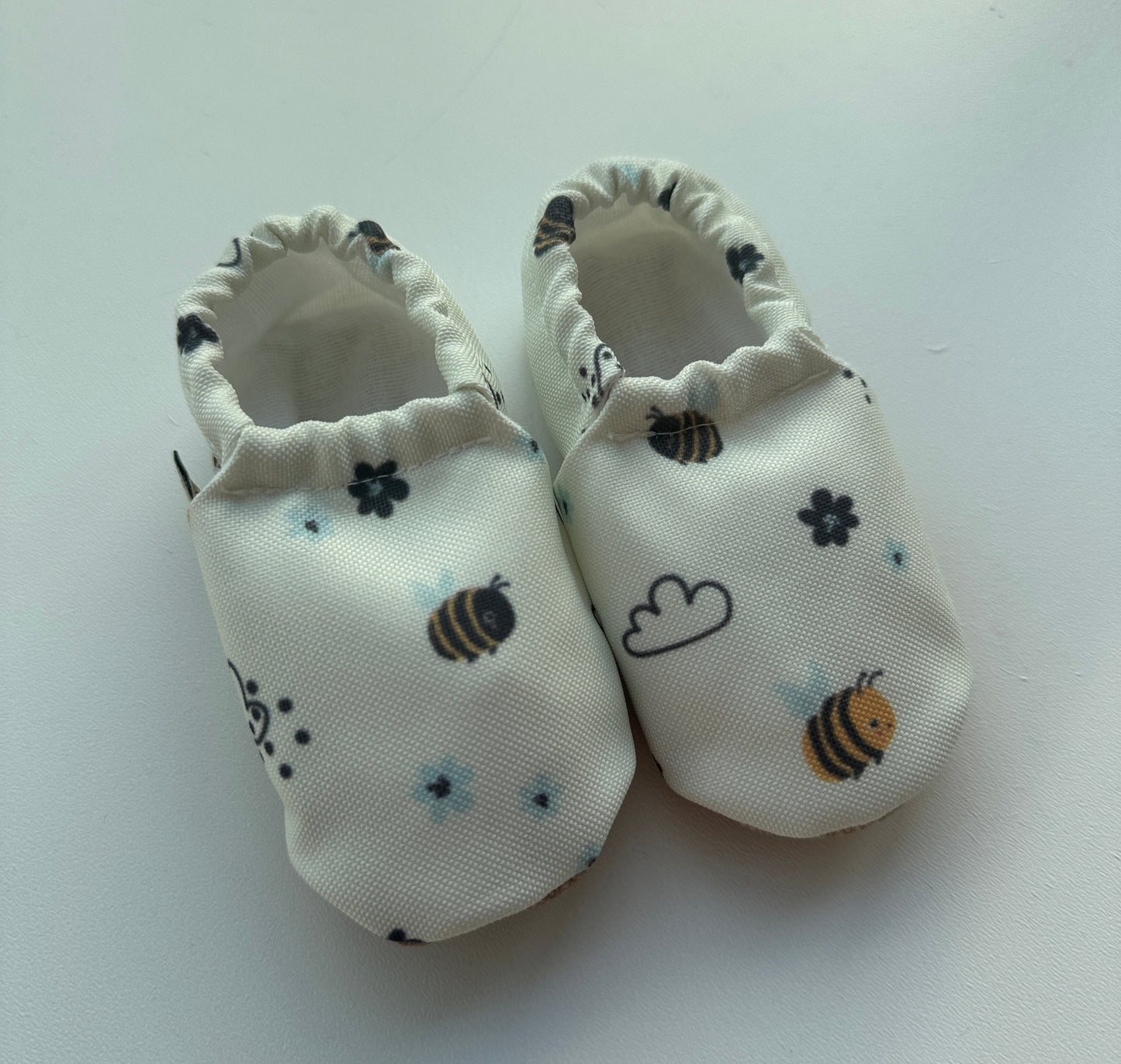 Schuhe - Biene